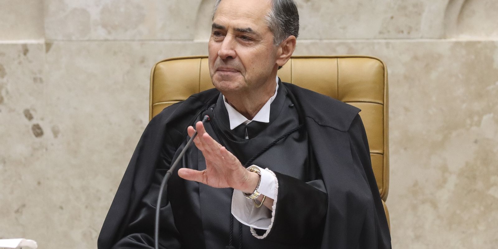 Em última sessão como presidente do STF, Barroso defendeu a Corte