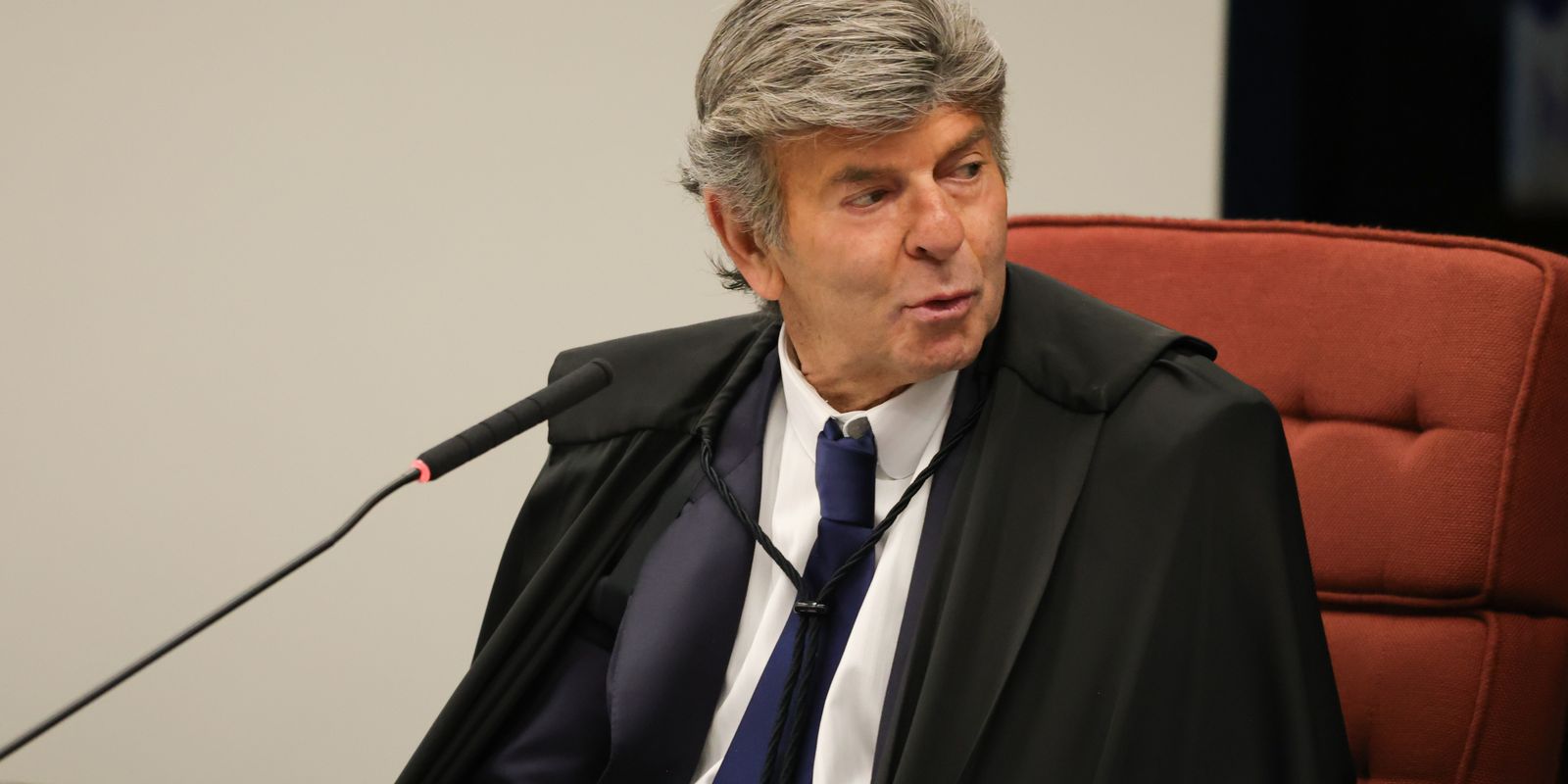 Fux defende delação de Cid, mas pede suspensão de ação contra Ramagem