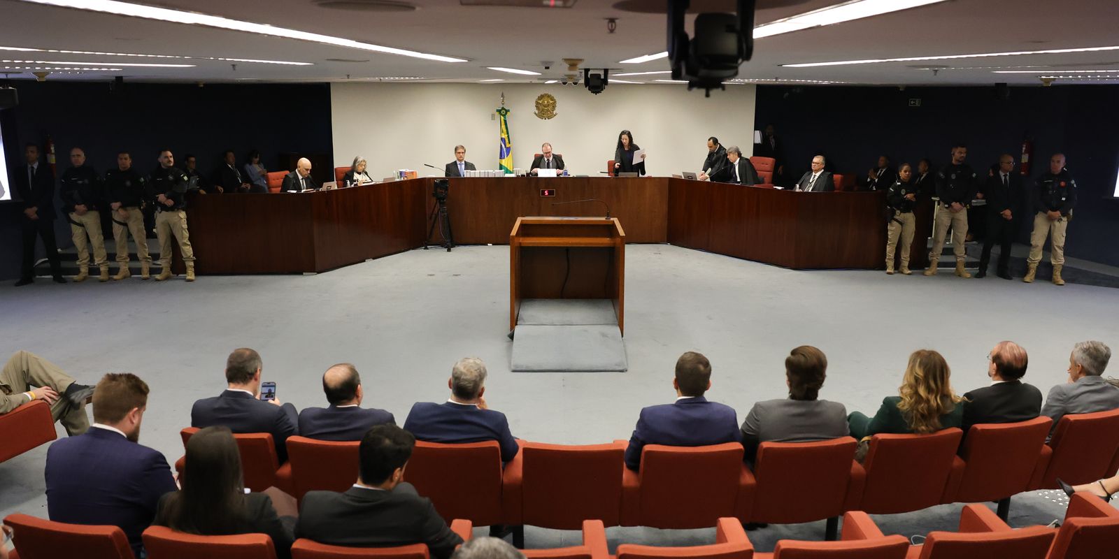 Julgamento de Bolsonaro e réus será retomado com voto de Carmen Lúcia