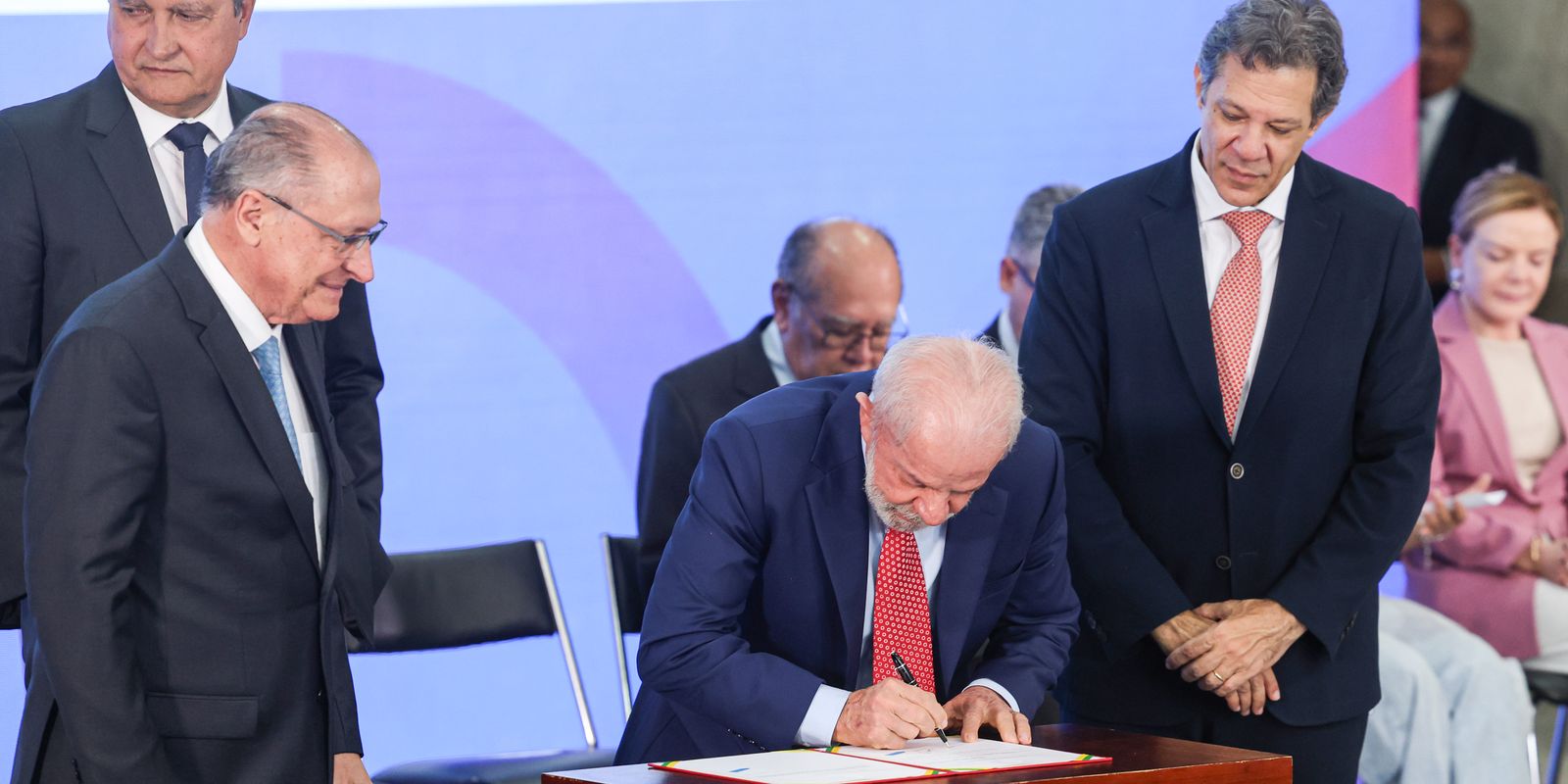 Lula envia à Câmara projeto para regulação econômica de big techs