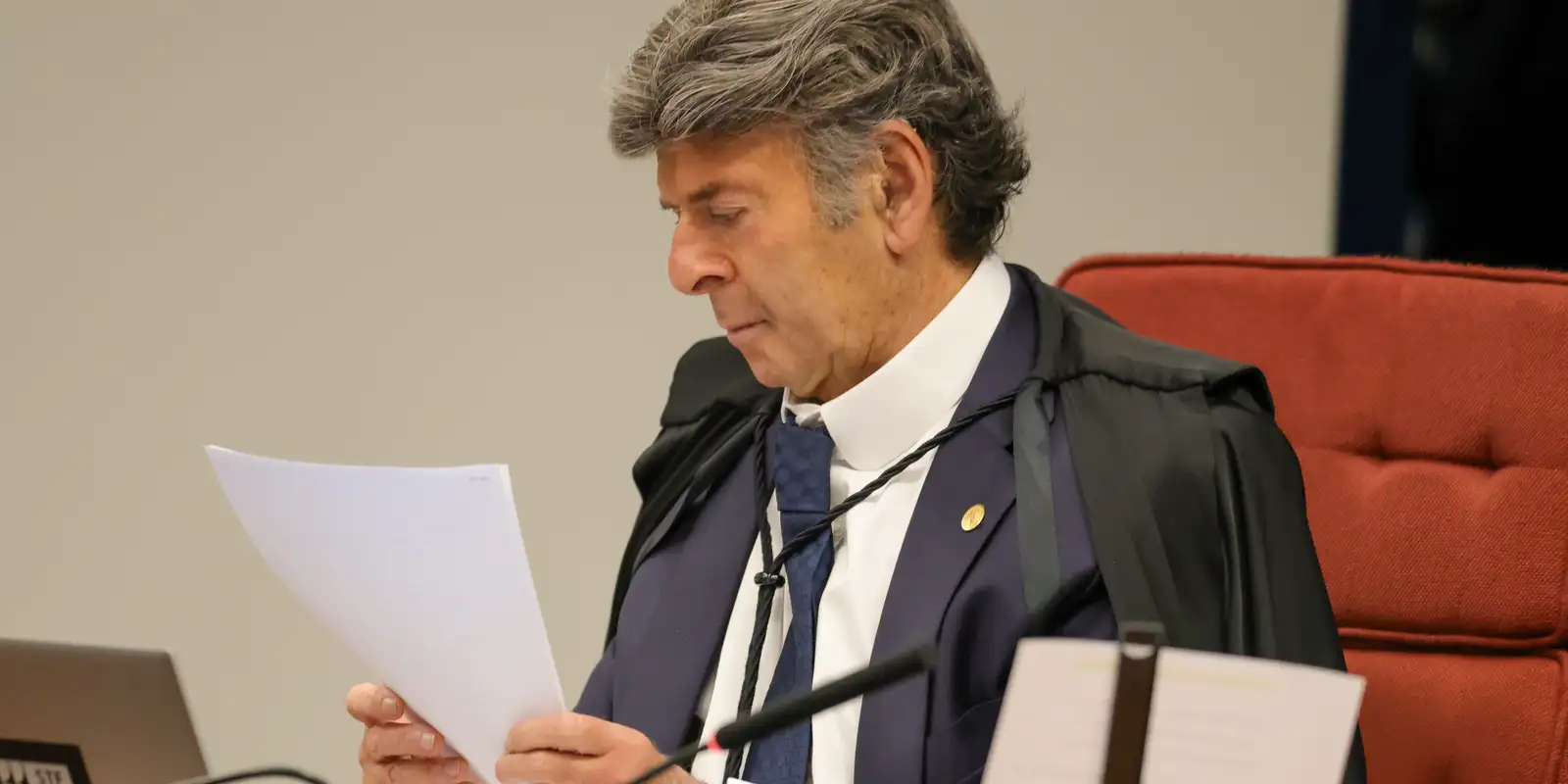 Trama golpista: STF retoma julgamento com voto de Fux