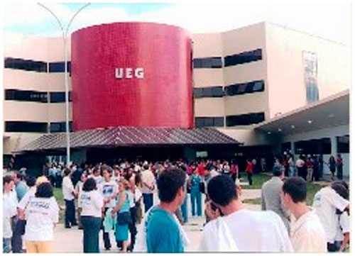 Está se preparando para Vestibular 2026/1 da UEG? Confira locais de prova - Prédio da UEG com alunos no pátio