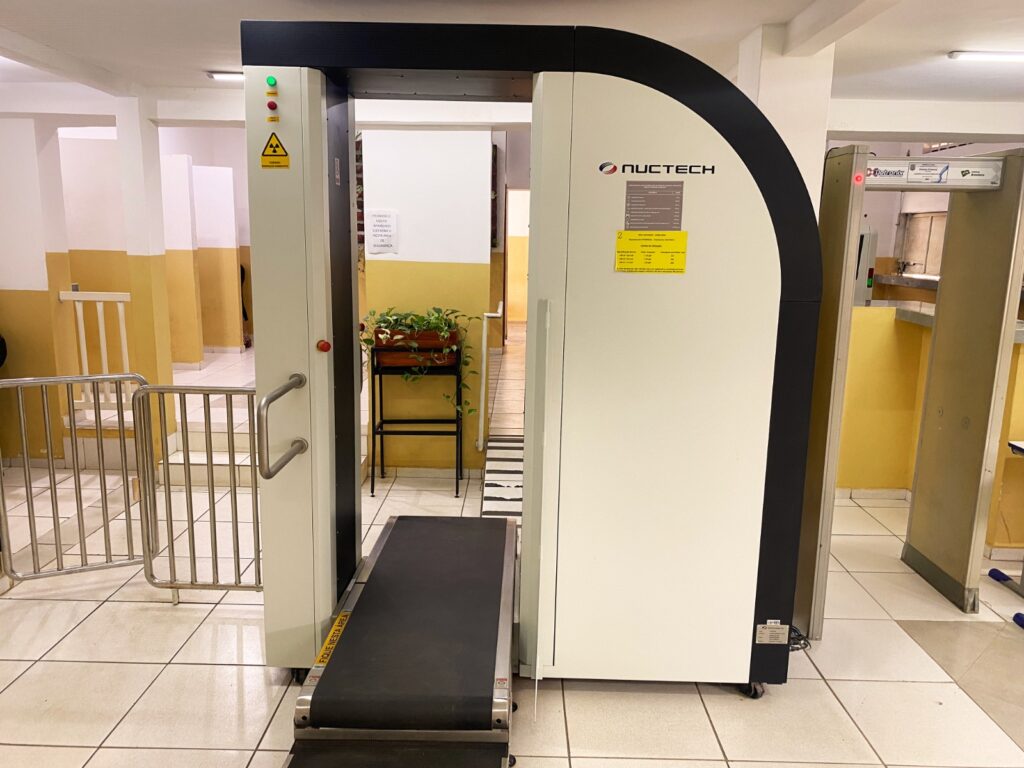 Governo instala scanners corporais em 100% das unidades prisionais goianas