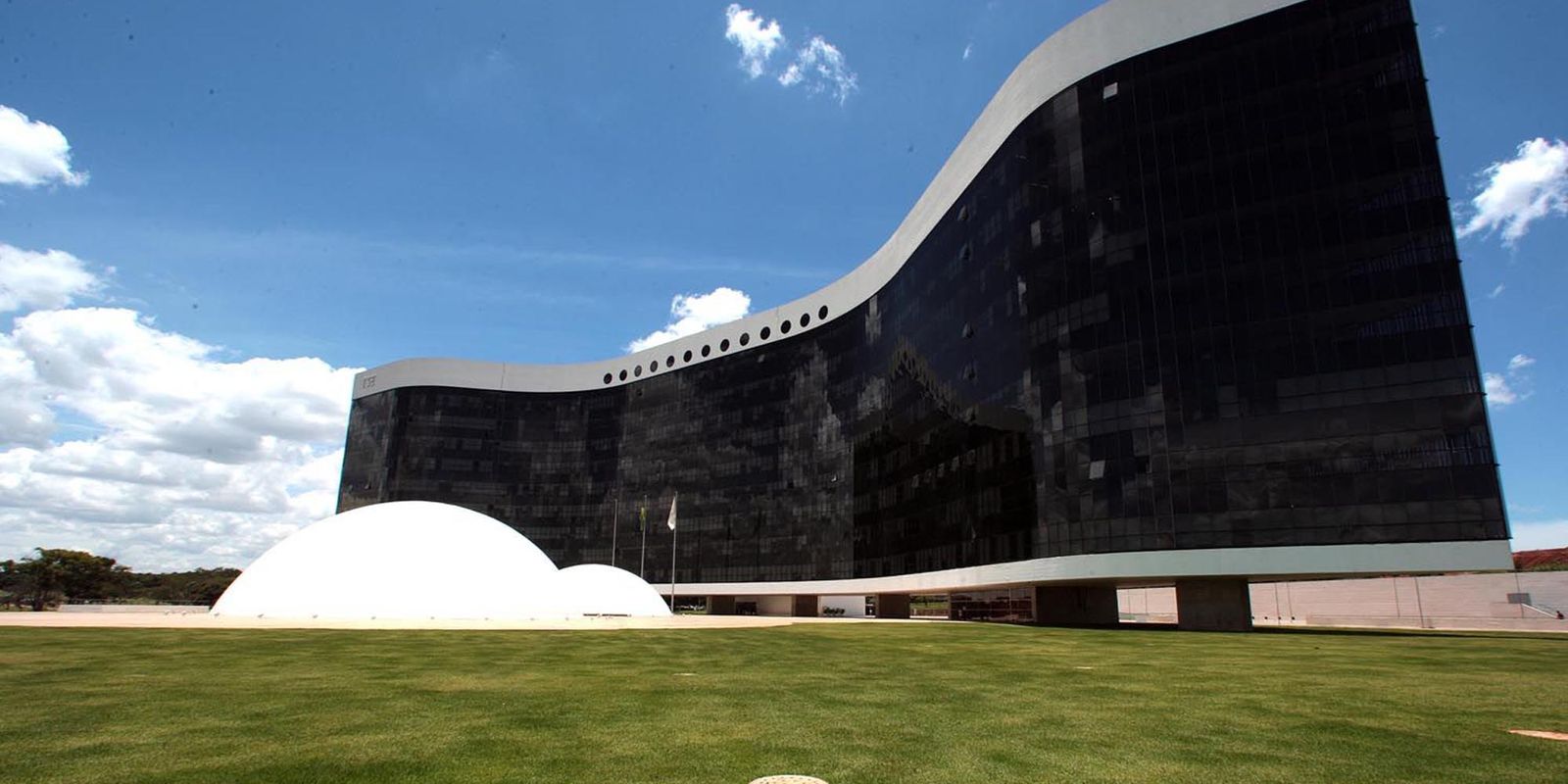 TSE suspende julgamento sobre cassação do governador de Roraima