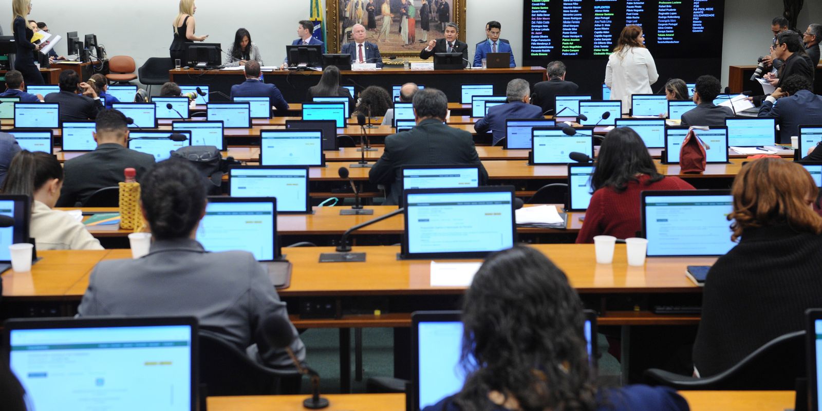 CCJ da Câmara se posiciona a favor de cassação de Carla Zambelli