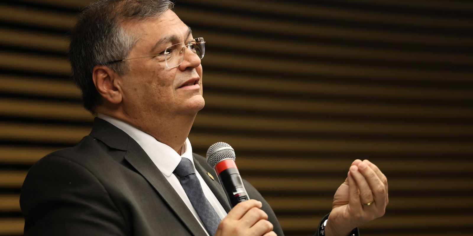 Dino determina publicação de quem recebe salário via emendas da saúde