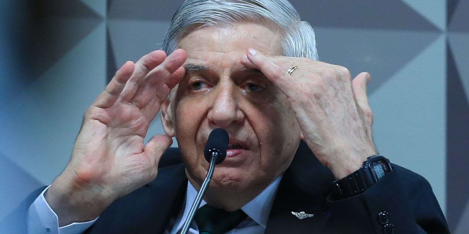 Moraes concede prisão domiciliar a general Heleno com uso tornozeleira