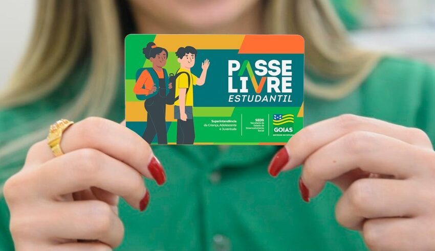 Estudante segura cartão do Passe Livre estudantil