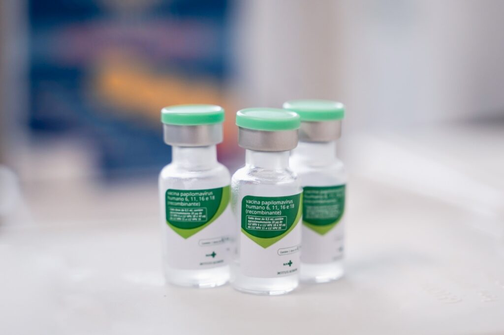 Saúde alerta sobre importância da vacinação contra HPV - Três frascos transparentes da vacina