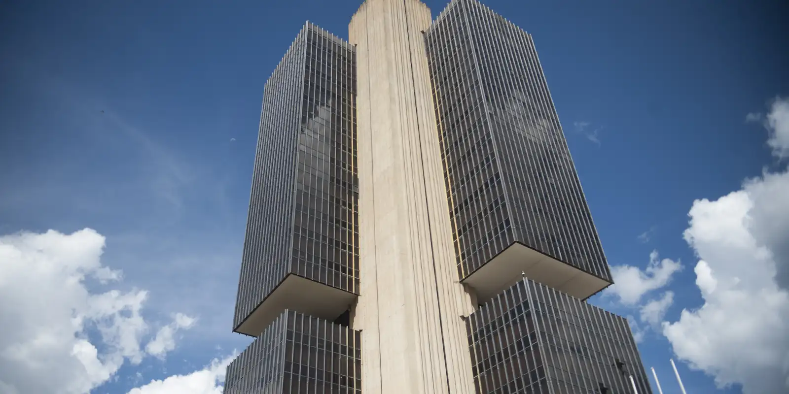 Servidores do Banco Central são alvo de operação da PF no caso Master