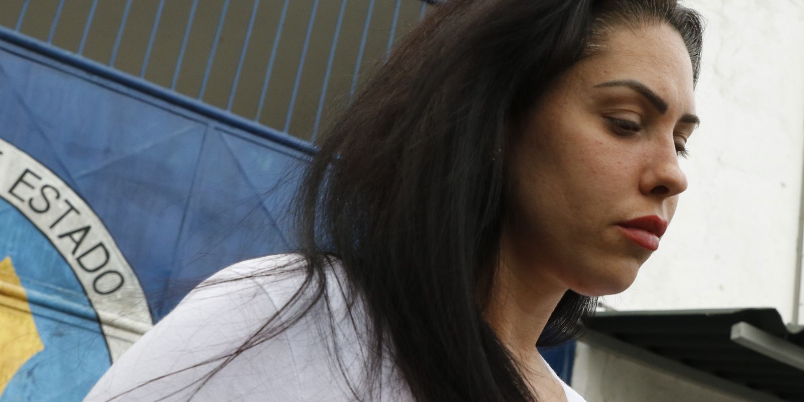 Mãe de Henry Borel se entrega à polícia do Rio