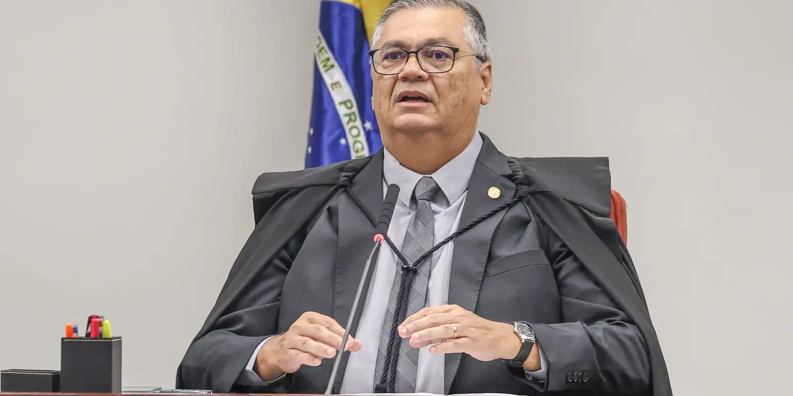 Dino manda investigar emendas para ONGs e filme de Bolsonaro