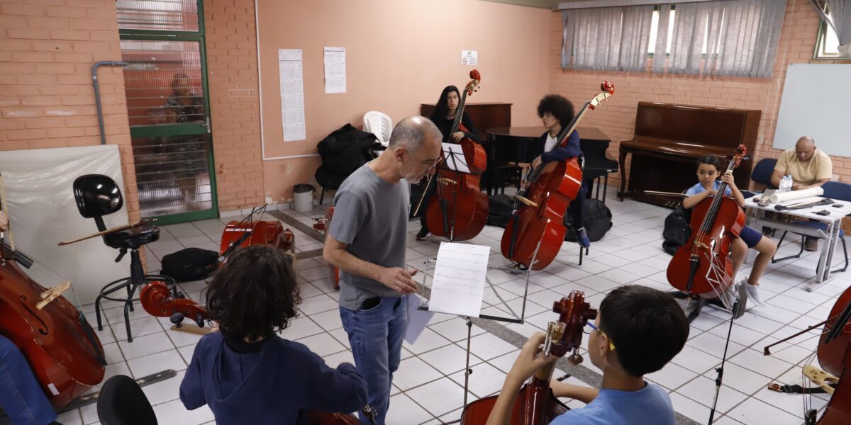 Escolas do Futuro de Goiás abrem mais de 240 vagas para formação artística em Catalão e Trindade - professor e alunos em aulas de música