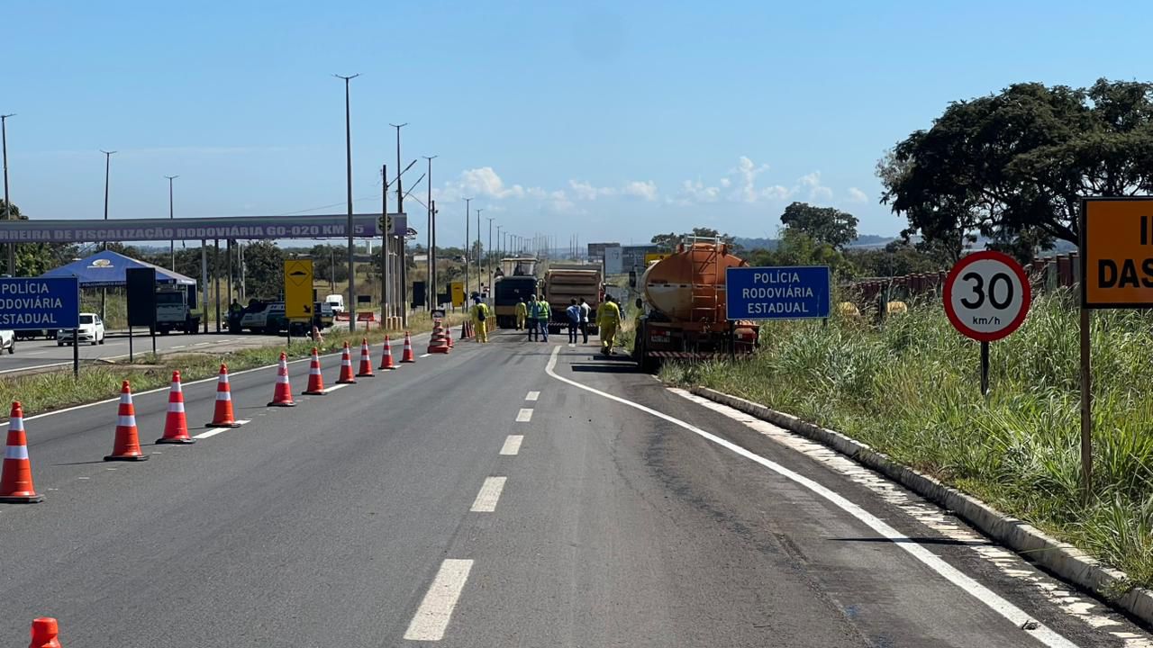 Iniciadas obras de restauração da GO-020, na Região Metropolitana de Goiânia - Posto da Polícia Rodoviária Estadual na GO-020, máquinas e trabalhadores na pista