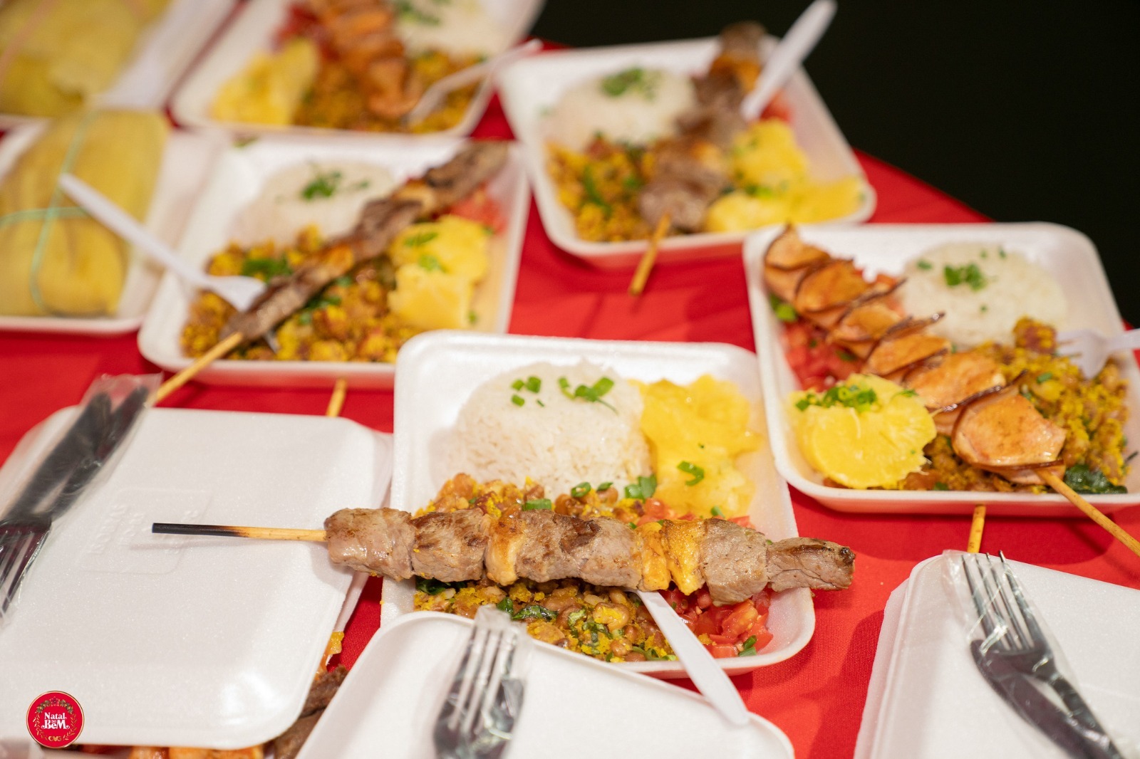 Governo de Goiás está com inscrições abertas para a Vila Gastronômica do Natal do Bem 2026 - mesa posta com quatro pratinhos de jantinha