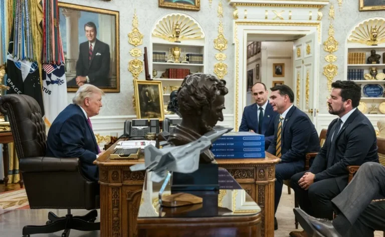 1780428188-trump-flavio-bolsonaro