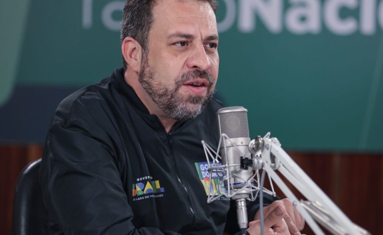 Acabar com a escala 6x1 é prioridade do governo, afirma Boulos