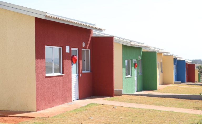 Agehab entrega 30 casas a custo zero em Santa Cruz de Goiás