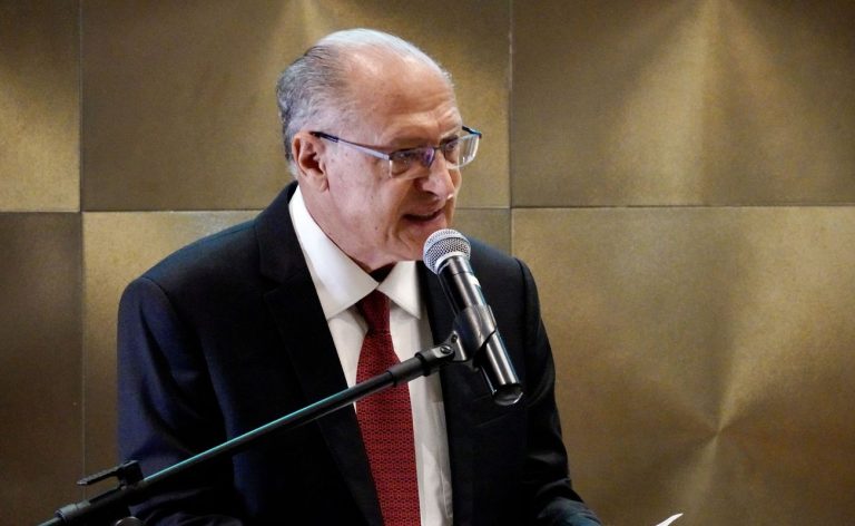Alckmin deixará ministério em abril, mas seguirá como vice