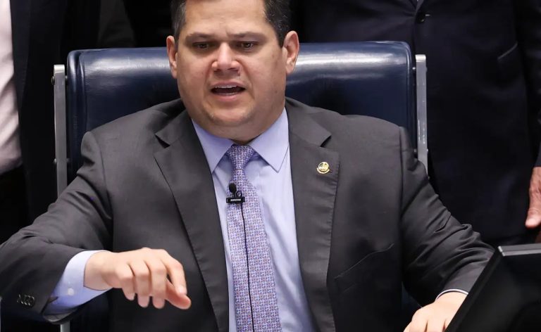 Alcolumbre critica decisão de Gilmar Mendes sobre impeachment no STF