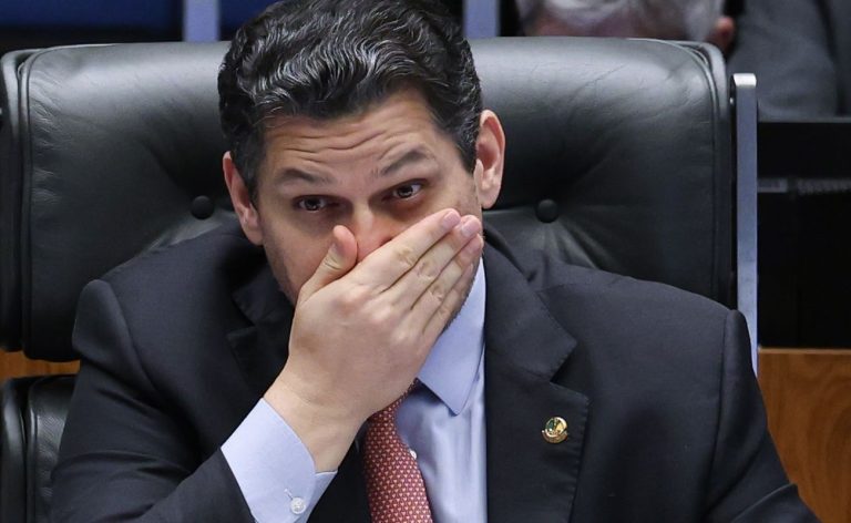 Alcolumbre mantém silêncio sobre 6x1 e oposição tenta preservar escala