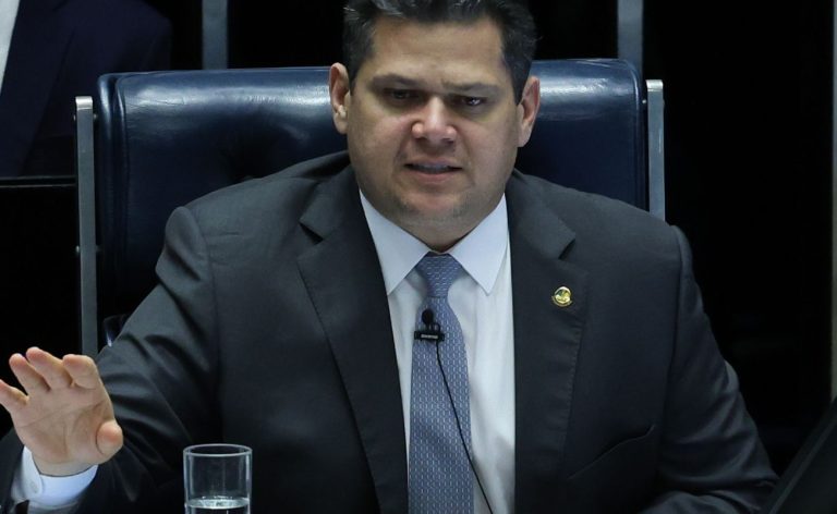 Alcolumbre quer pautar projeto da dosimetria assim que sair da Câmara