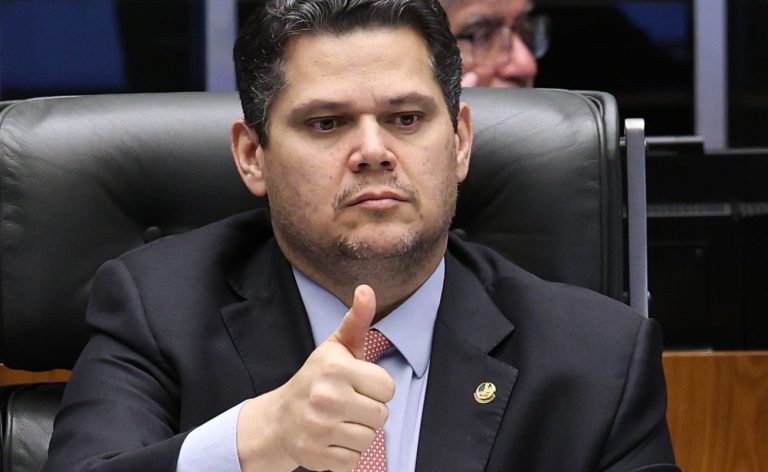 Alcolumbre sugere “melhorar” 6x1 e quer passar PEC por comissões