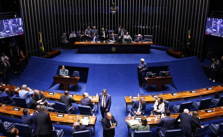 Alcolumbre trava tramitação da PEC do fim da 6x1 no Senado