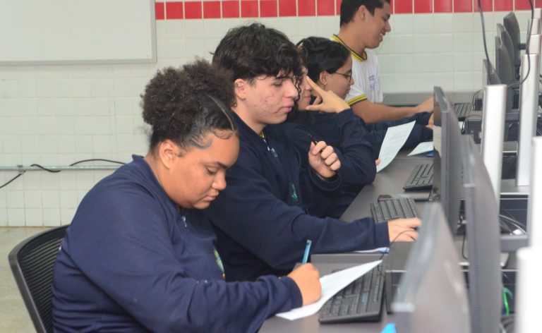 Alunos das Escolas do Futuro de Goiás podem receber Bolsa Profissionalizante