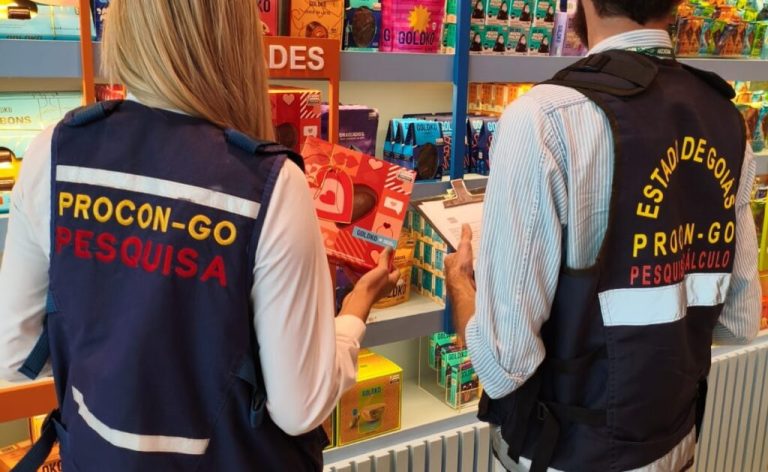 Dia dos Namorados: Procon Goiás encontra variação de até 260% no preço de um mesmo produto - Fiscais do Procon Goiás em perfumaria