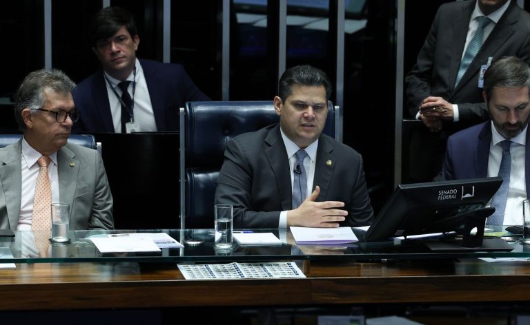 Após decisão de Mendes, Alcolumbre fala em votar PEC do Marco Temporal