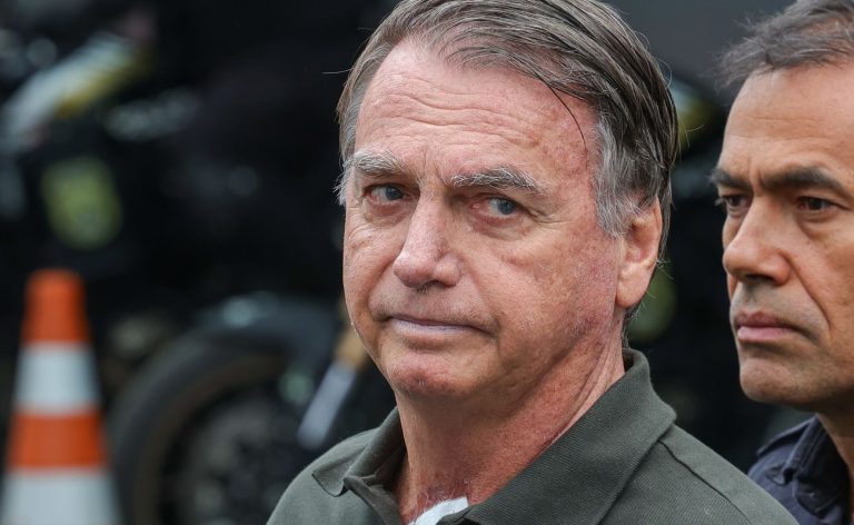 Após retirada de lesões da pele, Bolsonaro volta à prisão