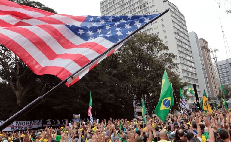 Ato pró-Bolsonaro une governadores e parlamentares de direita em SP