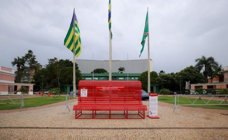 Inaugurado Banco Vermelho - símbolo de combate à violência contra a mulher