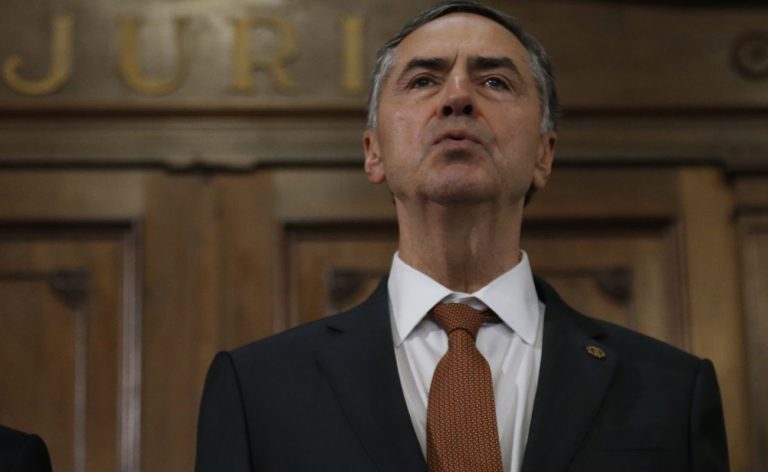 Barroso pede sessão para votar ação que descriminaliza aborto