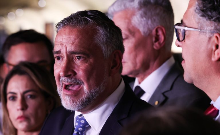 Base do governo pede indiciamento de Bolsonaro na CPMI do INSS