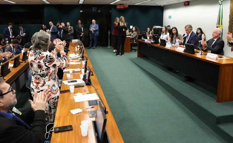 CCJ aprova admissibilidade de propostas que acabam com escala 6x1