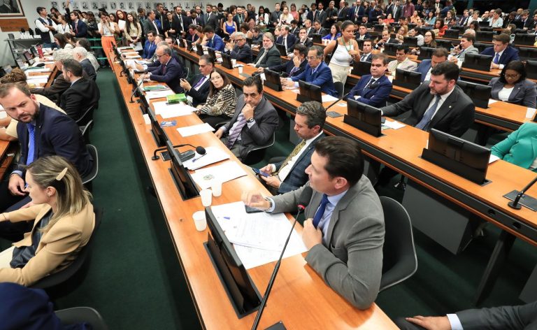 CCJ da Câmara retoma análise do fim da escala 6x1 nesta quarta