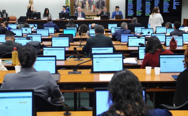 CCJ da Câmara se posiciona a favor de cassação de Carla Zambelli