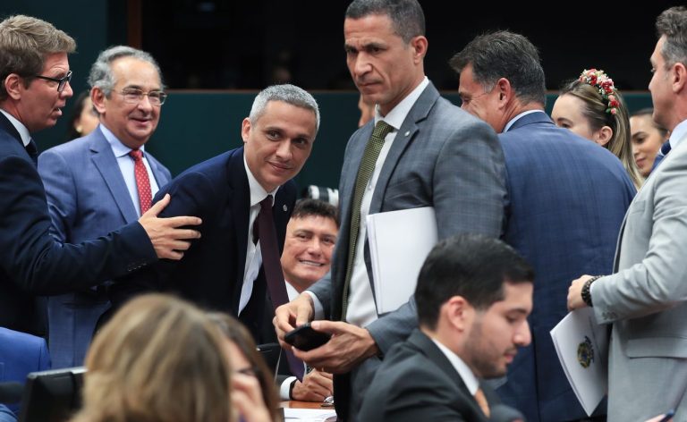 CCJ da Câmara suspende ação penal no STF contra deputado Gayer
