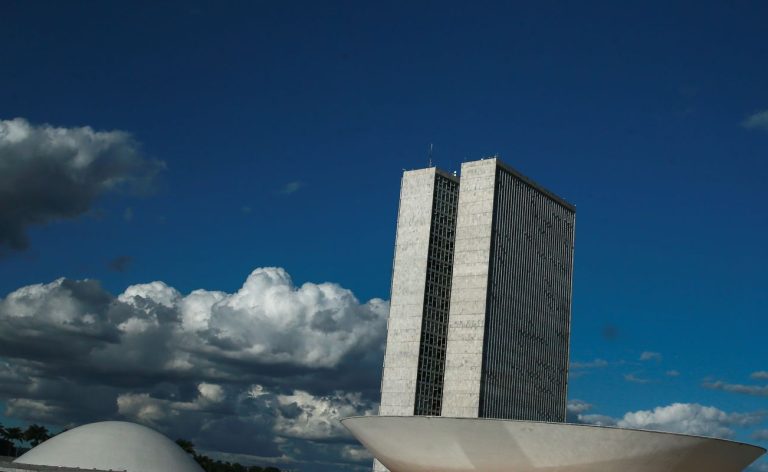 CCJ do Senado aprova relatório que regulamenta reforma tributária