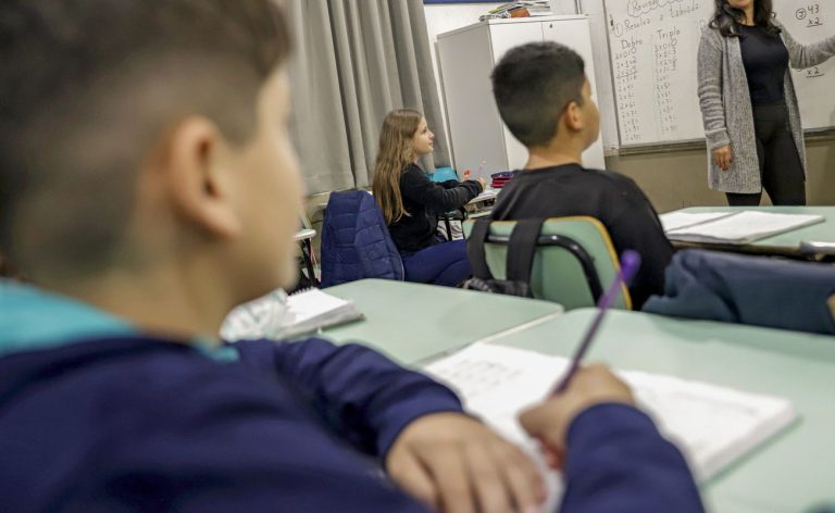 CNTE comemora reajuste do piso do magistério; prefeitos contestam