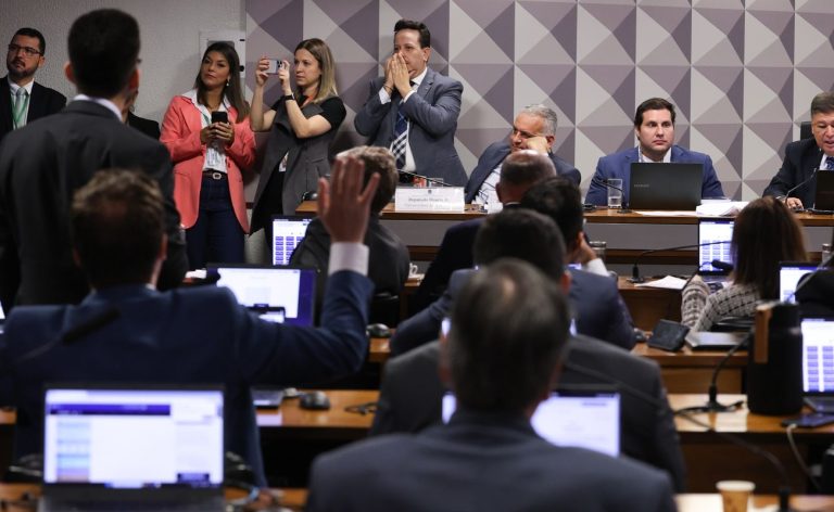 CPMI do INSS aprova convocação de cunhado e ex-namorada de Vorcaro