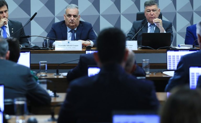 CPMI do INSS aprova convocação de parentes e sócios de investigados