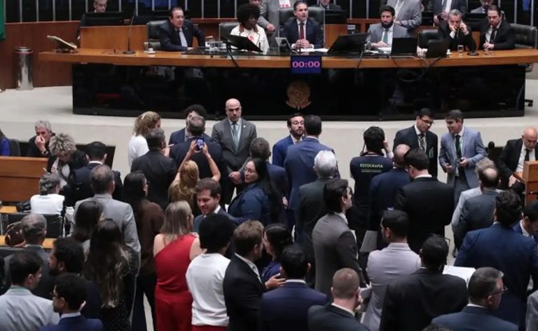Câmara aprova, em primeiro turno, PEC do fim da escala 6x1