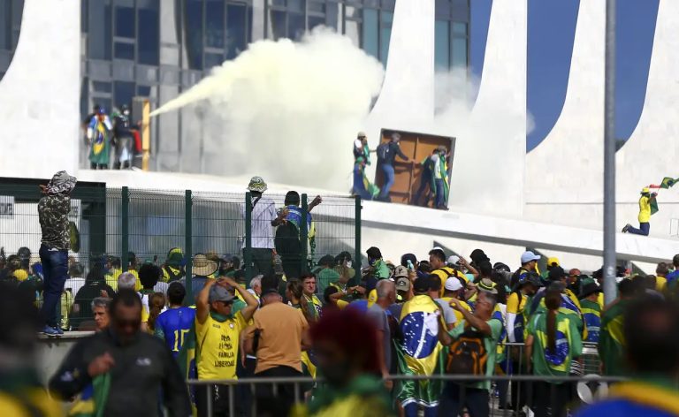 Câmara aprova projeto que reduz penas dos condenados pelo 8 de janeiro