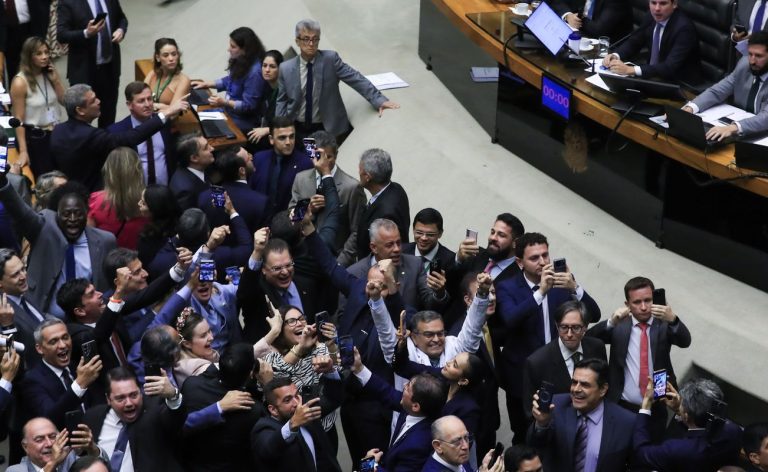 Câmara aprova retirada da MP do IOF da pauta; texto caduca