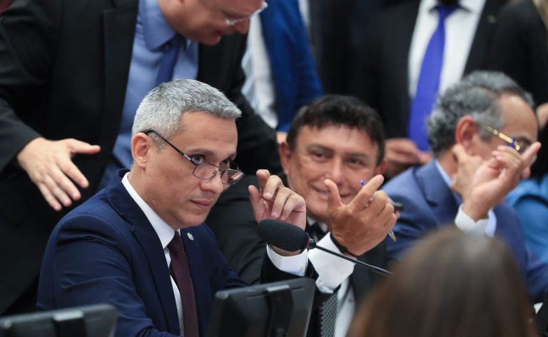 Câmara aprova suspensão de ação no STF contra Gustavo Gayer