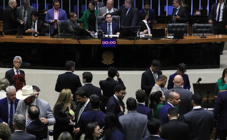 Câmara aprova texto que dificulta denúncia criminal contra parlamentar