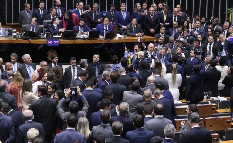 Câmara aprova urgência para projeto de anistia a golpistas